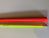 Baguettes de tambour modèle  »Flagadoum » Fluo -Jaune ou rouge- Bois Hickory »